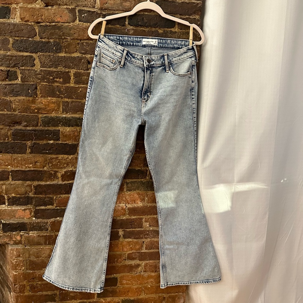 Abercrombie & Fitch Flare Ultra High Rise Light Wash Jean Size 8